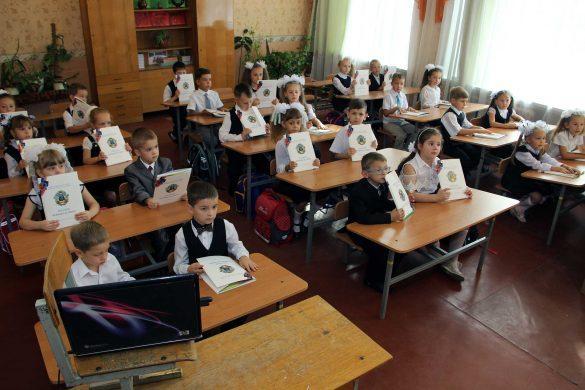 Министр информации ДНР рассказал, как прятал школьный букет