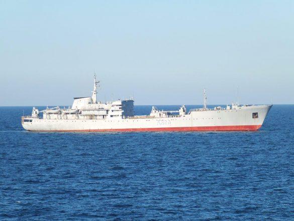 Корабли ФСБ взяли под конвой два украинских судна на Азове