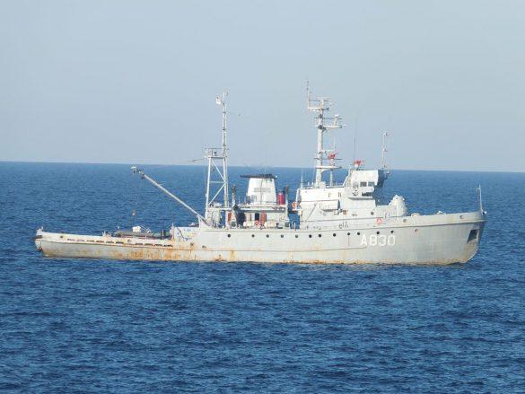 Корабли ФСБ взяли под конвой два украинских судна на Азове