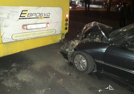 Пьяный водитель "Опеля" протаранил маршрутку в Мариуполе