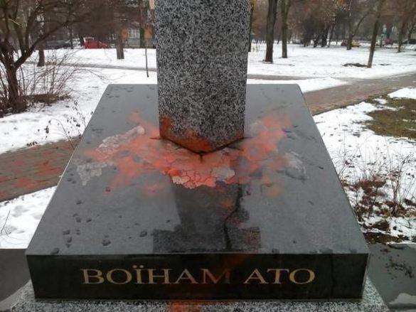 На Украине прокатилась волна вандализма против памятников ветеранам АТО