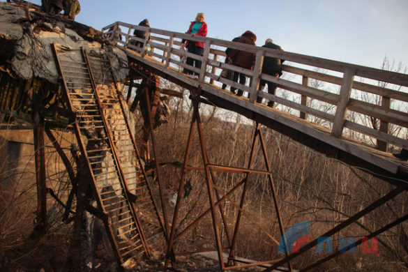 Вместо ремонта моста Украина реставрировала туалет на самом жутком КПВВ
