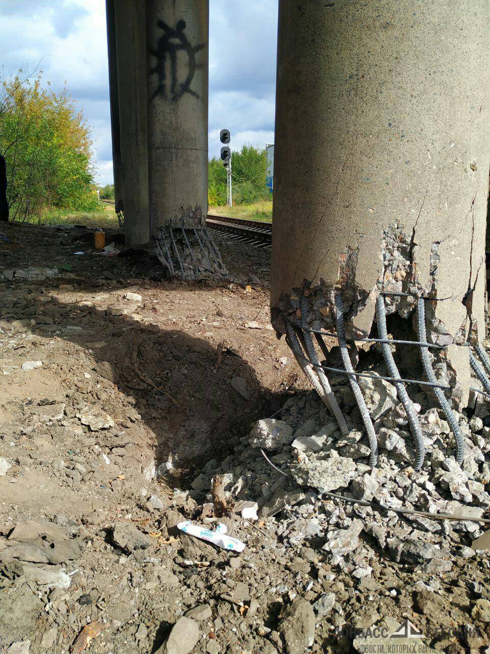 Луганская новости сегодня последние. Взорванный мост в Луганске. Разрушенный мост в Луганске. Подрыв моста в ЛНР. Взрыв моста в Луганске.