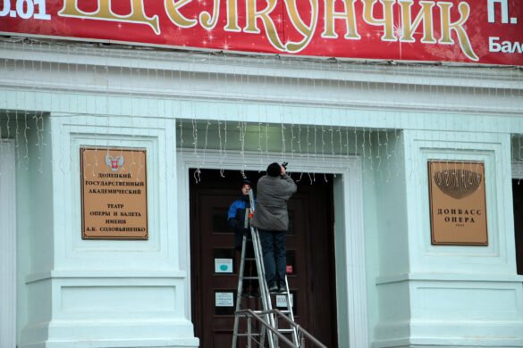 Как проходит монтаж главной ёлки в ДНР
