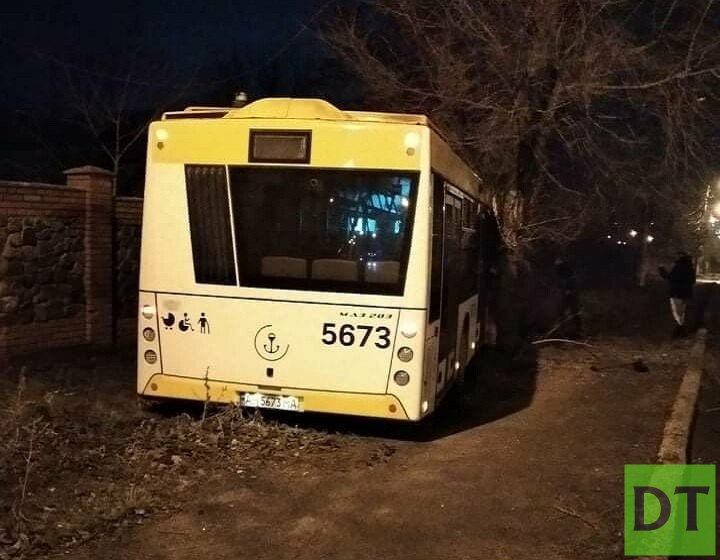 Автобус без водителя протаранил офис компании Ахметова в Мариуполе