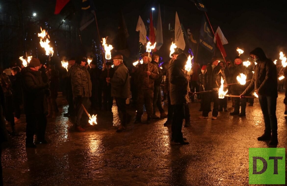 Вместо новогодних гуляний в Славянске прошло факельное шествие радикалов