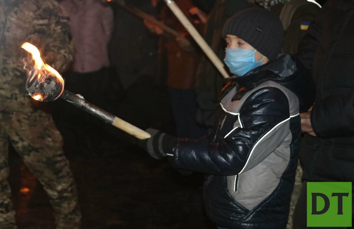 Вместо новогодних гуляний в Славянске прошло факельное шествие радикалов