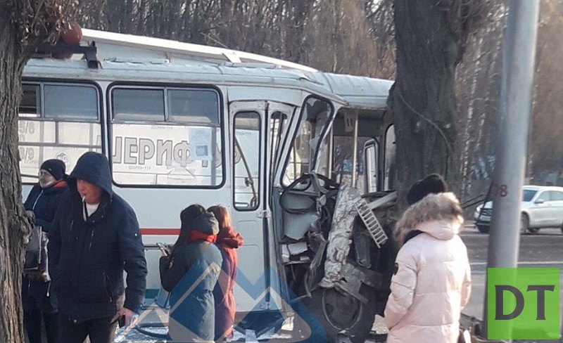 Два автобуса с людьми попали в аварию по пути в Донецк