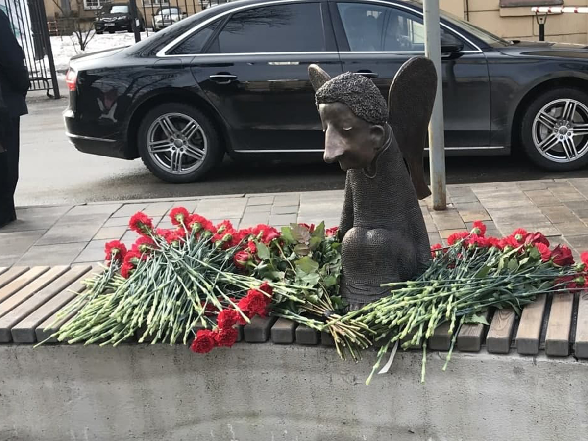 памятник медикам погибшим от коронавируса в санкт петербурге