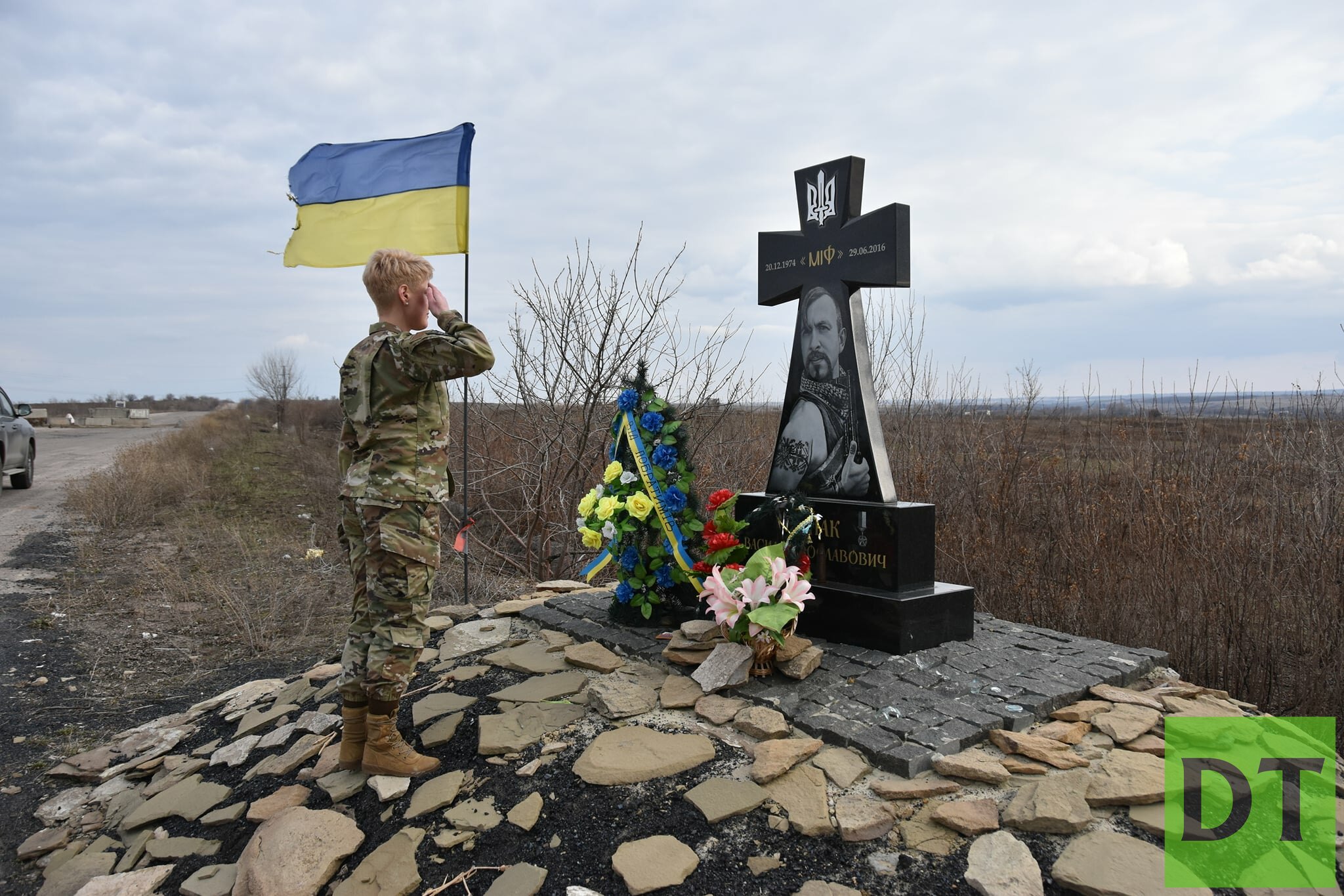 Последний украинский. Бриттани Стюарт полковник. Военные на Донбассе. Памятник погибшим на Донбассе.