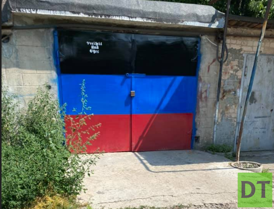 Жители Мелитополя красят гаражи в цвета флага ДНР