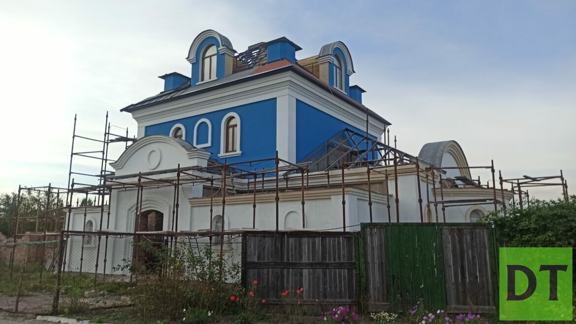 Строящийся храм у Донецкого аэропорта заиграл новыми красками