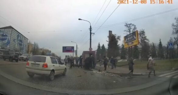 Шесть человек и ребёнок пострадали в ДТП в Луганске на Оборонной