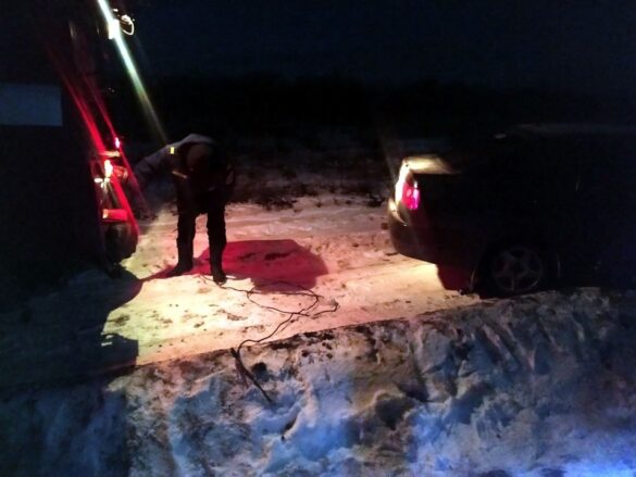 Мать с двумя детьми спасли из автомобиля застрявшего в снегу