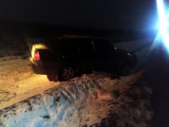 Мать с двумя детьми спасли из автомобиля застрявшего в снегу