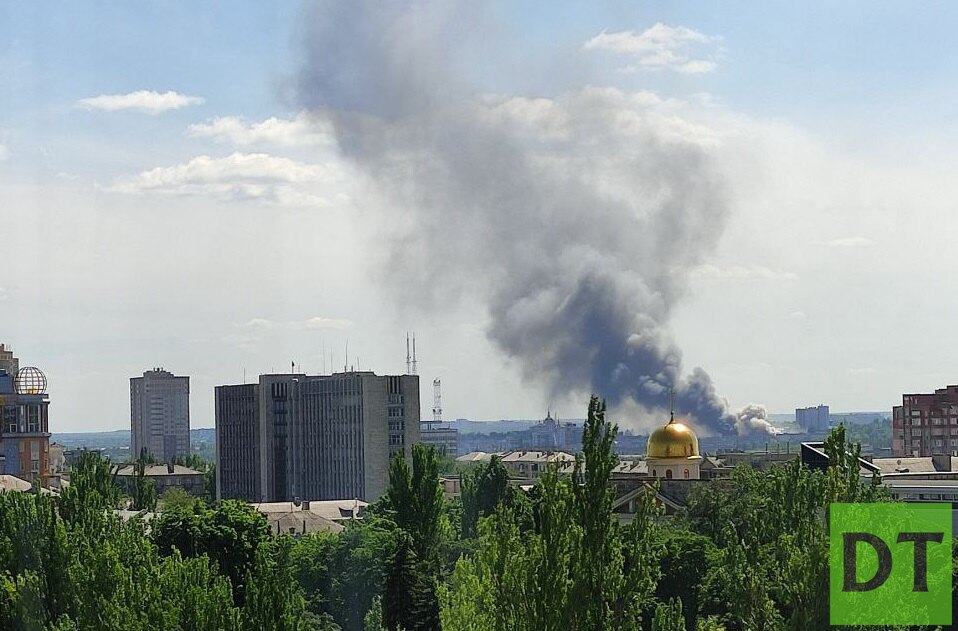 После обстрела украинской артиллерии в Донецке горит улица Куйбышева
