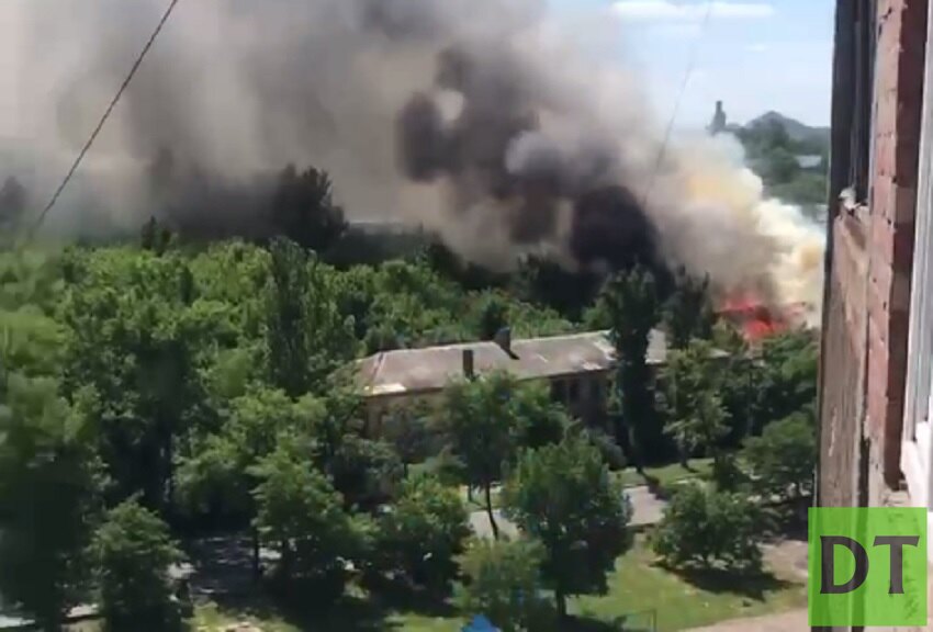 После обстрела украинской артиллерии в Донецке горит улица Куйбышева