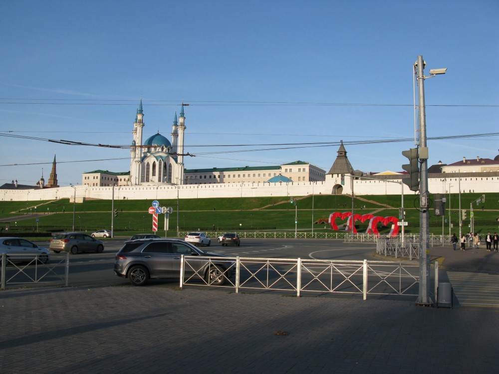 Казанский кремль режим. Казанский Кремль. Территория Кремля Казань. Президентский дворец Казанского Кремля. Смотровая площадка Казанского Кремля.