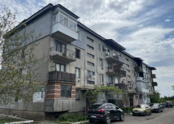 В Шахтерске обновили крышу жилого дома на улице 40 лет Победы