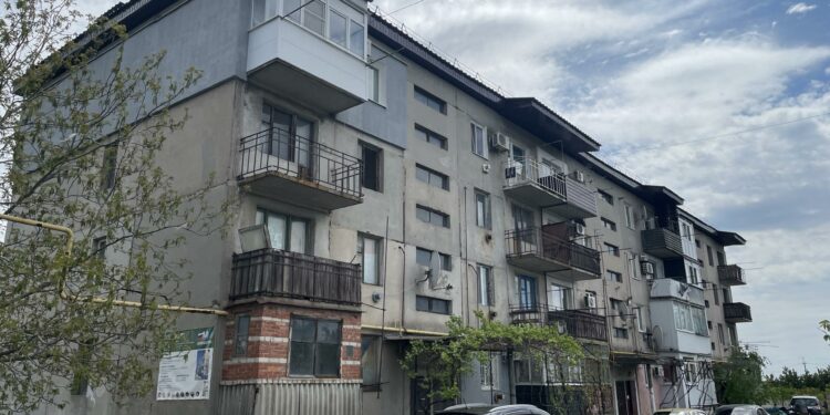 В Шахтерске обновили крышу жилого дома на улице 40 лет Победы