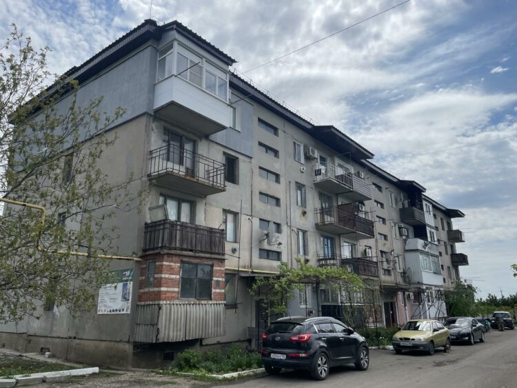 В Шахтерске обновили крышу жилого дома на улице 40 лет Победы