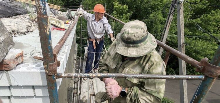 Хабаровский край помогает восстановить подстанцию в Дебальцево