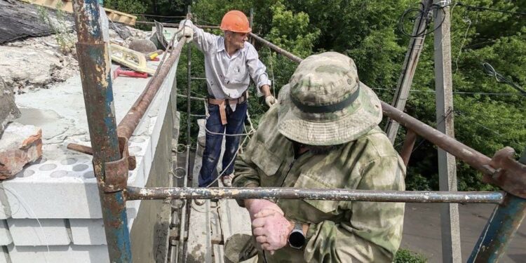Хабаровский край помогает восстановить подстанцию в Дебальцево