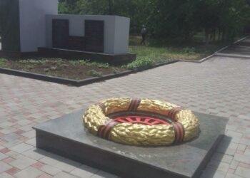 В Старобешево обновили мемориал павшим героям