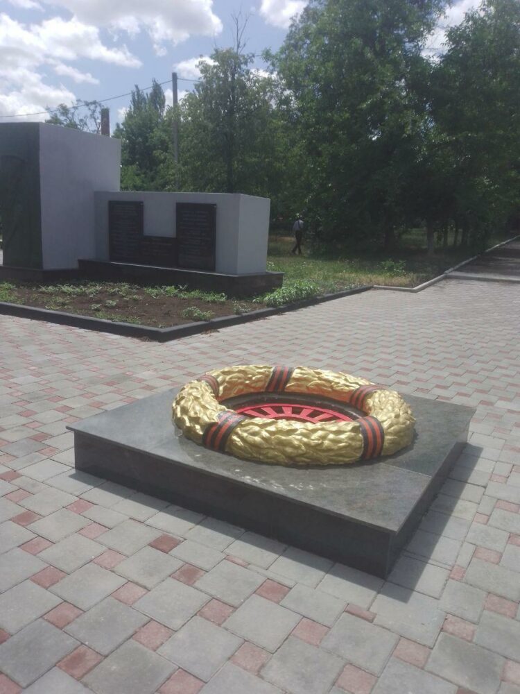 В Старобешево обновили мемориал павшим героям