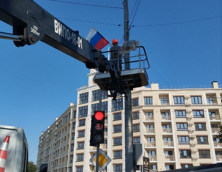 В Мариуполе убрали флаги и проверили освещение
