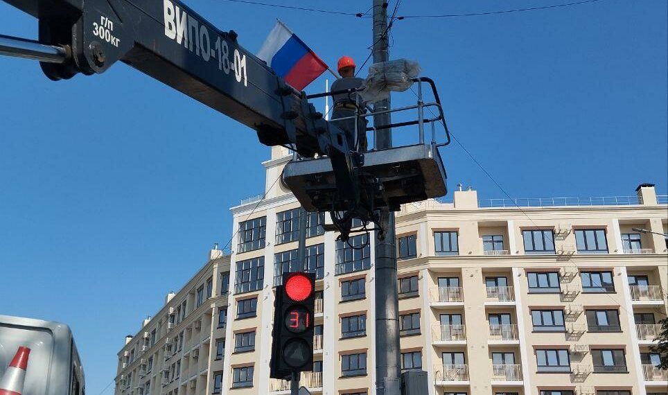 В Мариуполе убрали флаги и проверили освещение