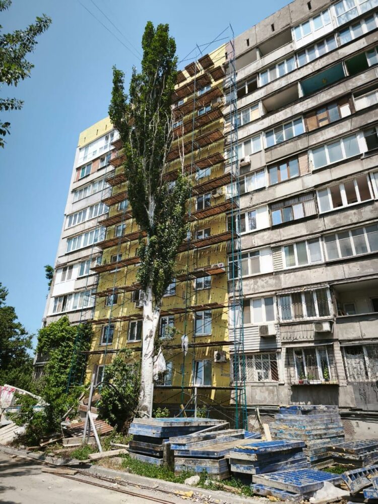 Новые окна, прочные стены: ход ремонта в мариупольском доме на Ленина, 105