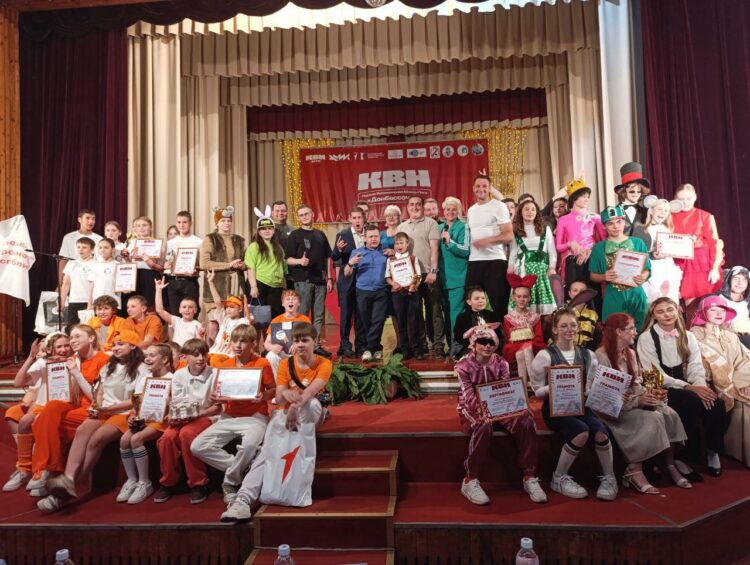 В Снежном выбрали чемпионов юмора на финале КВН