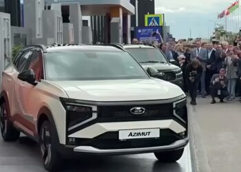 АвтоВАЗ представил на ПМЭФ новый кроссовер с голосовой заправкой и ИИ от Сбера