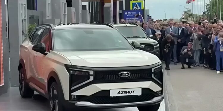 АвтоВАЗ представил на ПМЭФ новый кроссовер с голосовой заправкой и ИИ от Сбера