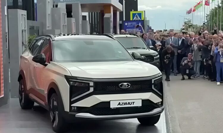 АвтоВАЗ представил на ПМЭФ новый кроссовер с голосовой заправкой и ИИ от Сбера