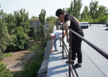 Сахалин отремонтировал крыши двух домов в Шахтерске