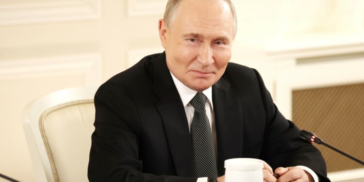 Владимир Путин: Украина упустила шанс на мир, но диалог возможен