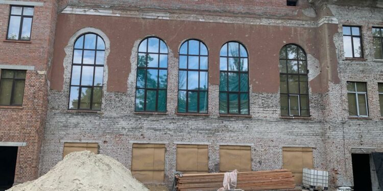 В Мариуполе восстанавливают дворец культуры «Чайка»