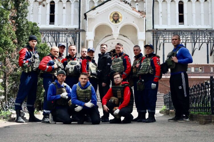 Студенты-спасатели помогли расчистить монастырь под Угледаром