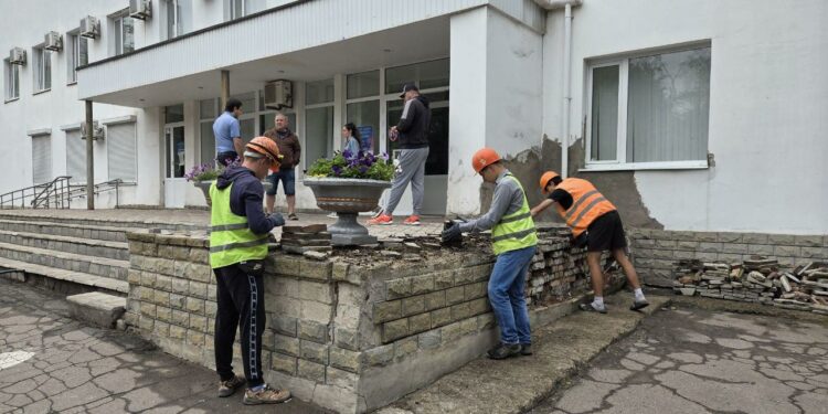 В Горловке начался ремонт крыльца администрации