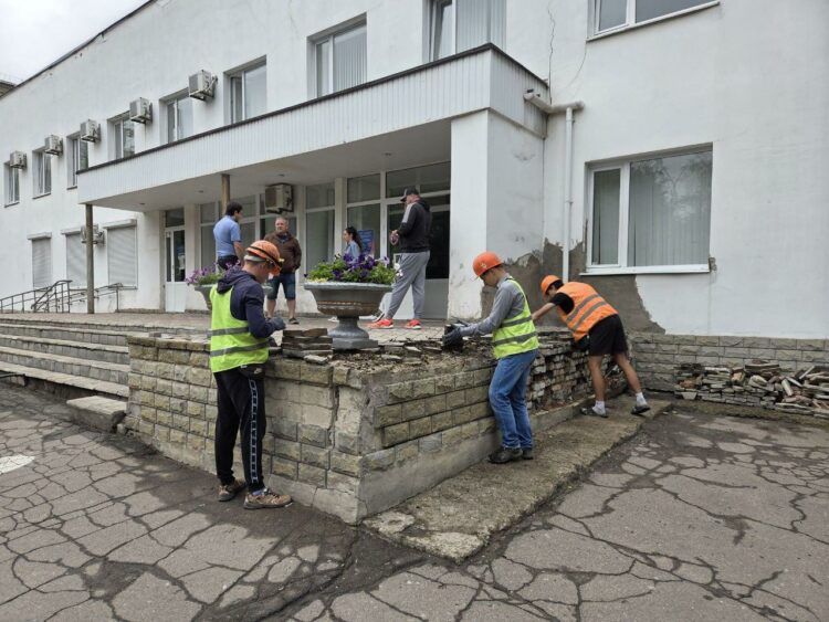 В Горловке начался ремонт крыльца администрации