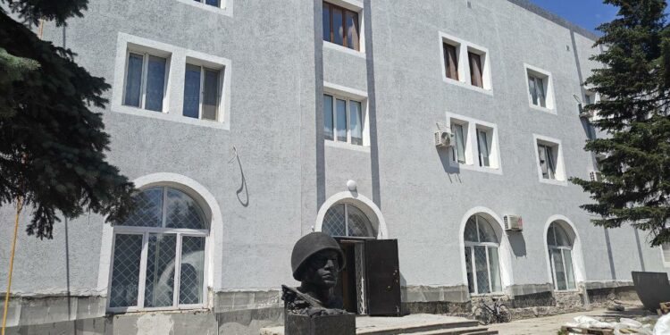 В Снежном ремонтируют дом и музей на улице Ленина