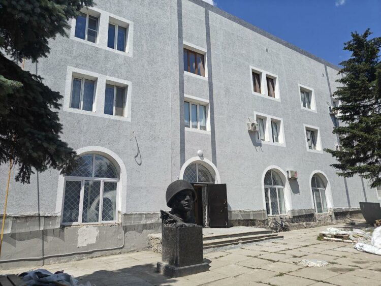 В Снежном ремонтируют дом и музей на улице Ленина