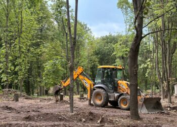 В Ясиноватском округе обновляют парк «Юбилейный»