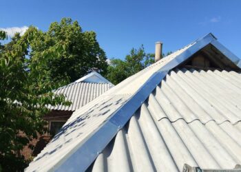 В Ясиноватой отремонтировали крышу дома для пожилого человека