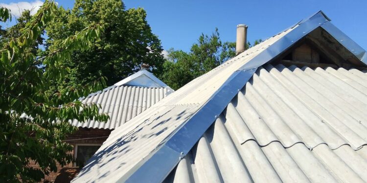 В Ясиноватой отремонтировали крышу дома для пожилого человека