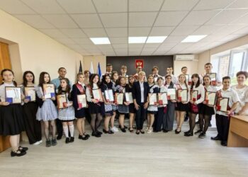 В Ясиноватском округе поздравили медалистов-выпускников 2025 года