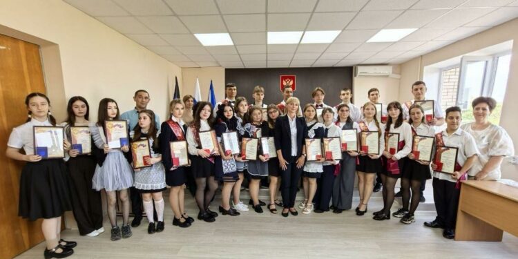 В Ясиноватском округе поздравили медалистов-выпускников 2025 года