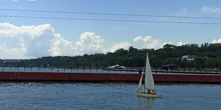 Мариуполь может поменять «заводской дым» на морской бриз